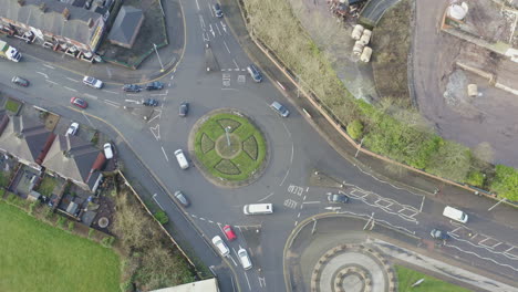 Draufsicht-Auf-Den-Kreisverkehr-An-Der-Victoria-Road,-Vicky-Road,-Die-Zum-Stadtzentrum-Von-Hanley-In-Stoke-On-Trent-Führt,-Arme-Gegend-Voller-Sozialwohnungen-Und-Einwanderung,-Staus-Und-Schlechter-Stadtplan