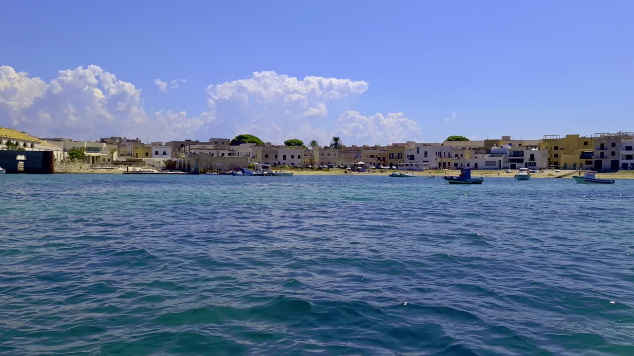 favignana de las islas egadi vista desde un barco, sicilia en italia