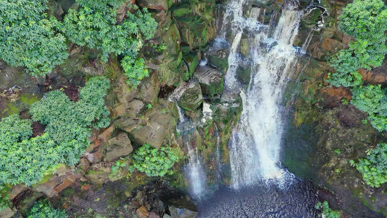 imágenes aéreas de un dron de una alta cascada rocosa en los valles de yorkshire, centavos