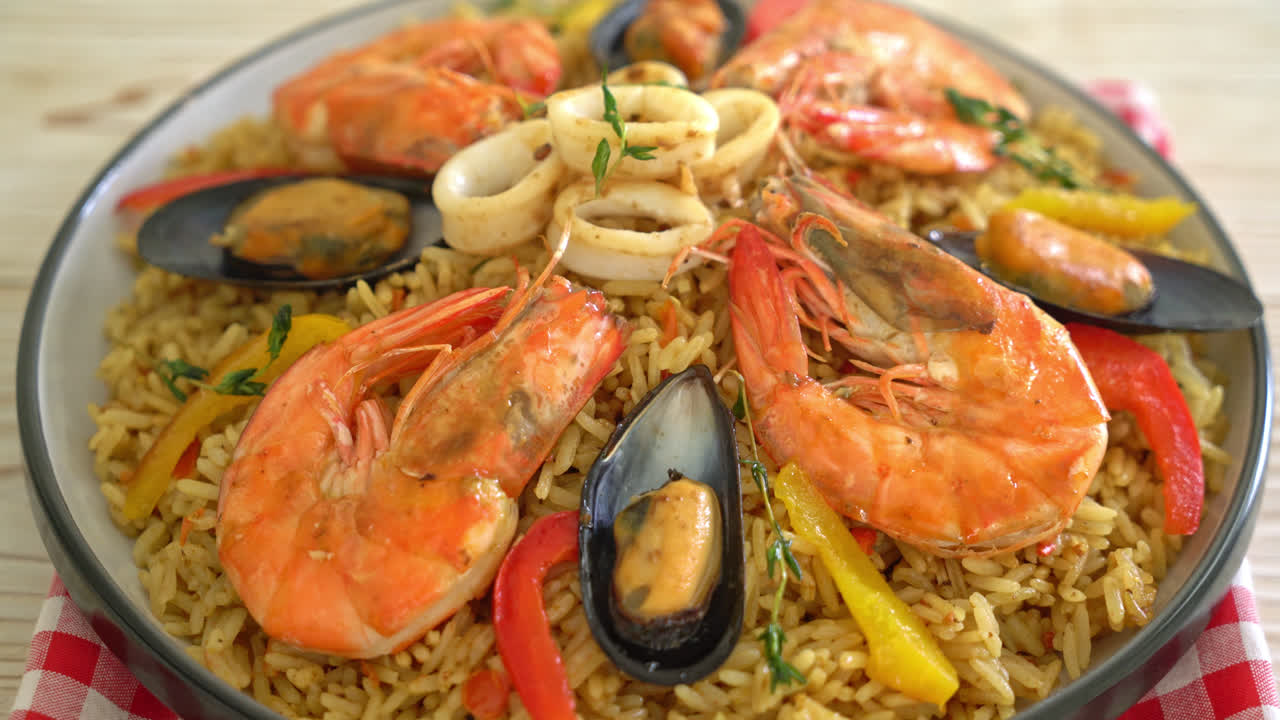 paella de marisco con gambas, almejas, mejillones sobre arroz con azafrán - estilo de comida española