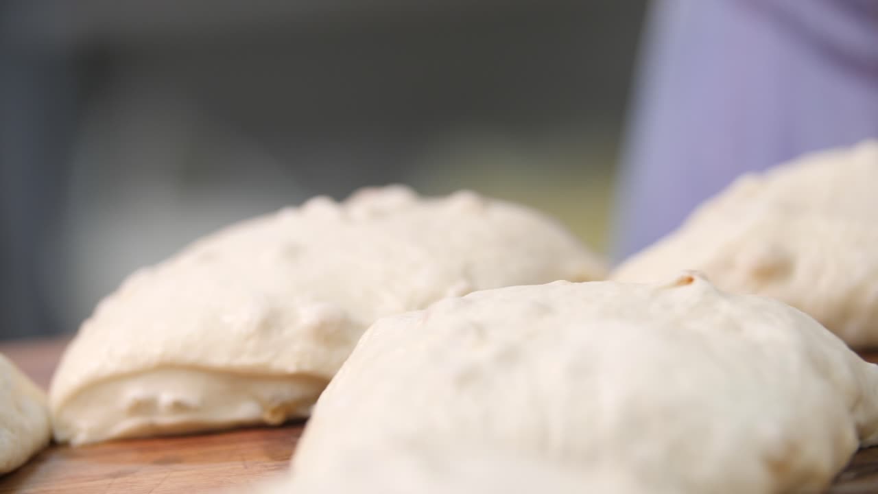 베이킹을 위해 반죽을 준비하는 것