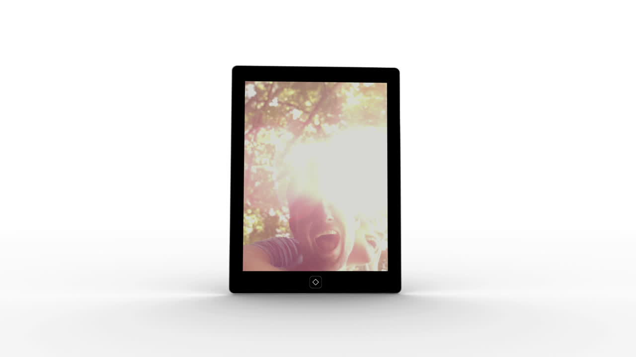 экран планшета показывает влюбленную пару