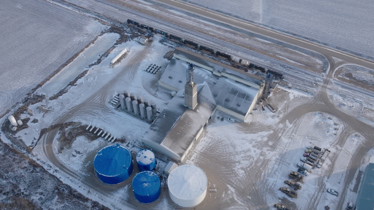 vista aérea de una planta de fertilizantes cubierta de nieve en invierno