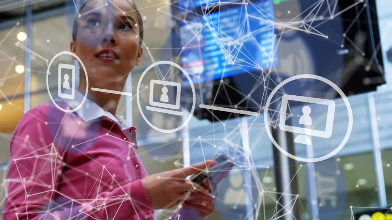 red de conexiones e iconos digitales contra una mujer caucásica que usa un teléfono inteligente en el aeropuerto