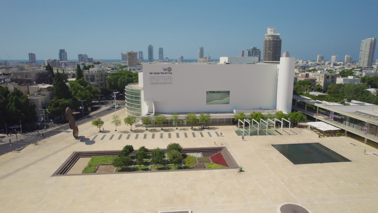 Habima Theater new building and Square In Tel Aviv, it's a social, family and date meeting place - the designer did not create a lot of shade on purpose, so people come mainly in the evening