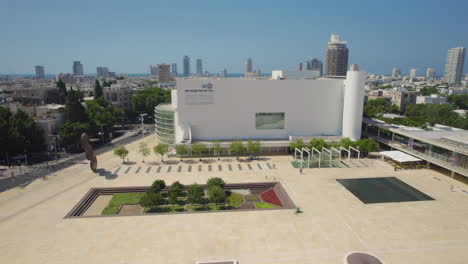 habima theater new building and square in tel aviv, it's a social, family and date meeting place - the designer did not create a lot of shade on purpose, so people come mainly in the evening