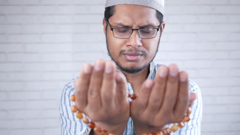 muslim man praying