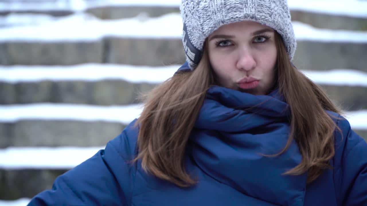 mujer con ropa de invierno