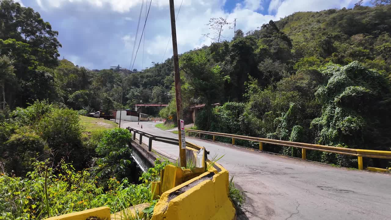 ベネズエラのアルテ・ムラーノのランドマークに通じる道路橋と緑豊かな山の風景を写したワイドショット