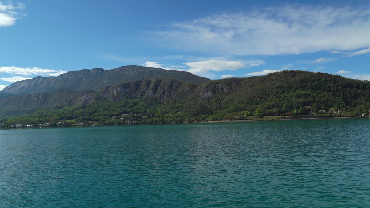 la naturaleza alrededor del lago annecy es impresionante.