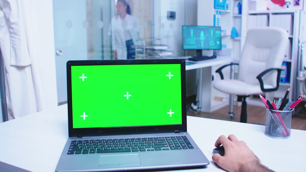 fotógrafo profesional caucásico que trabaja en una aplicación de edición de fotos