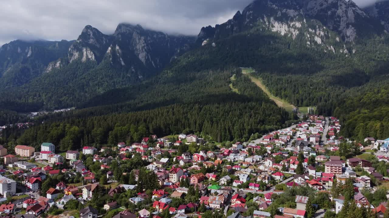 vista aérea de una aldea rumana fusionada con las estribaciones de los cárpatos