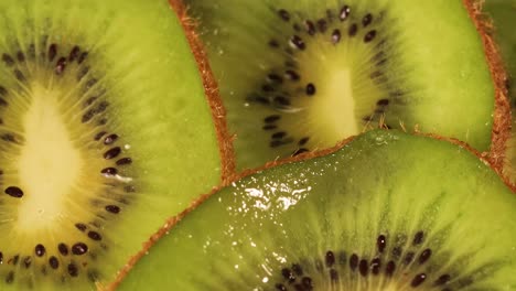 coup de tranches de kiwi en rotation lente