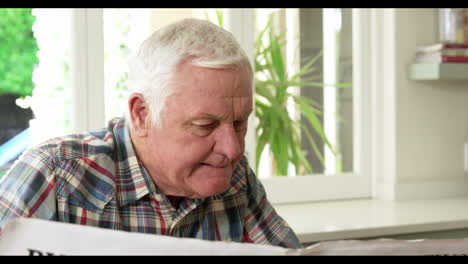 Hombre-Mayor-Leyendo-El-Periódico