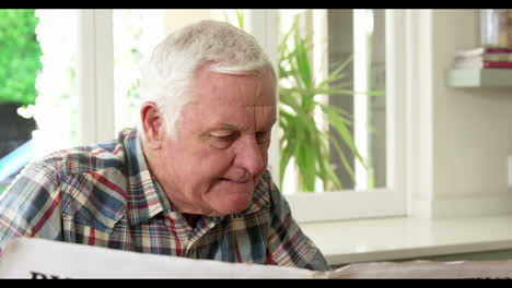 un anciano leyendo un periódico.