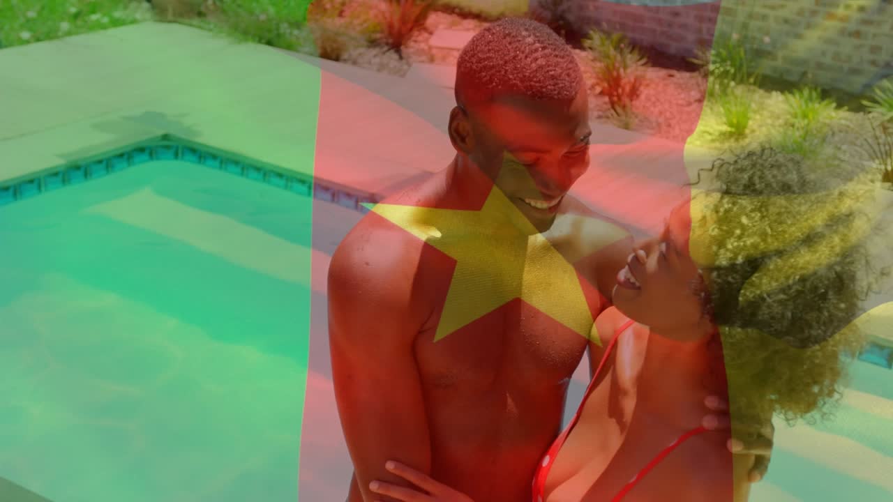 Animazione della bandiera del Senegal su una felice coppia afroamericana che si diverte in piscina