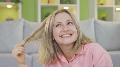 una joven linda jugando con su cabello soñando despierto.