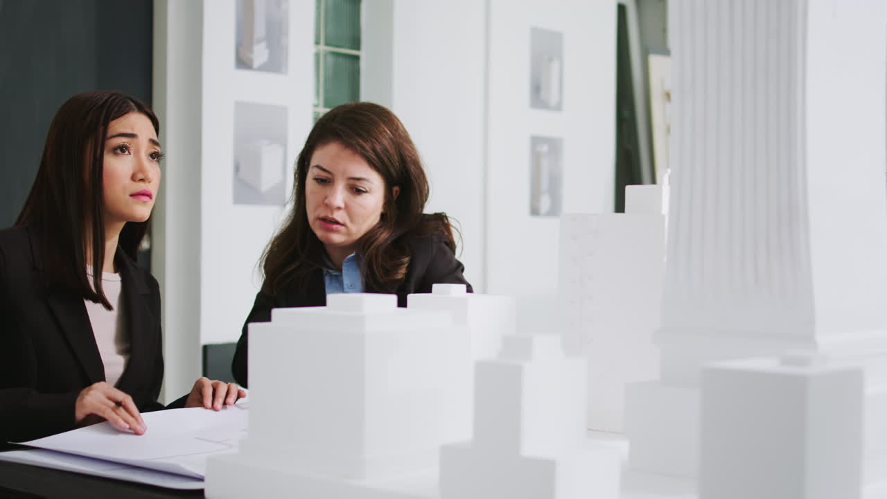 개발자 팀이 에이전시 사무실에서 층계획 블루프린트를 만들고 있습니다.