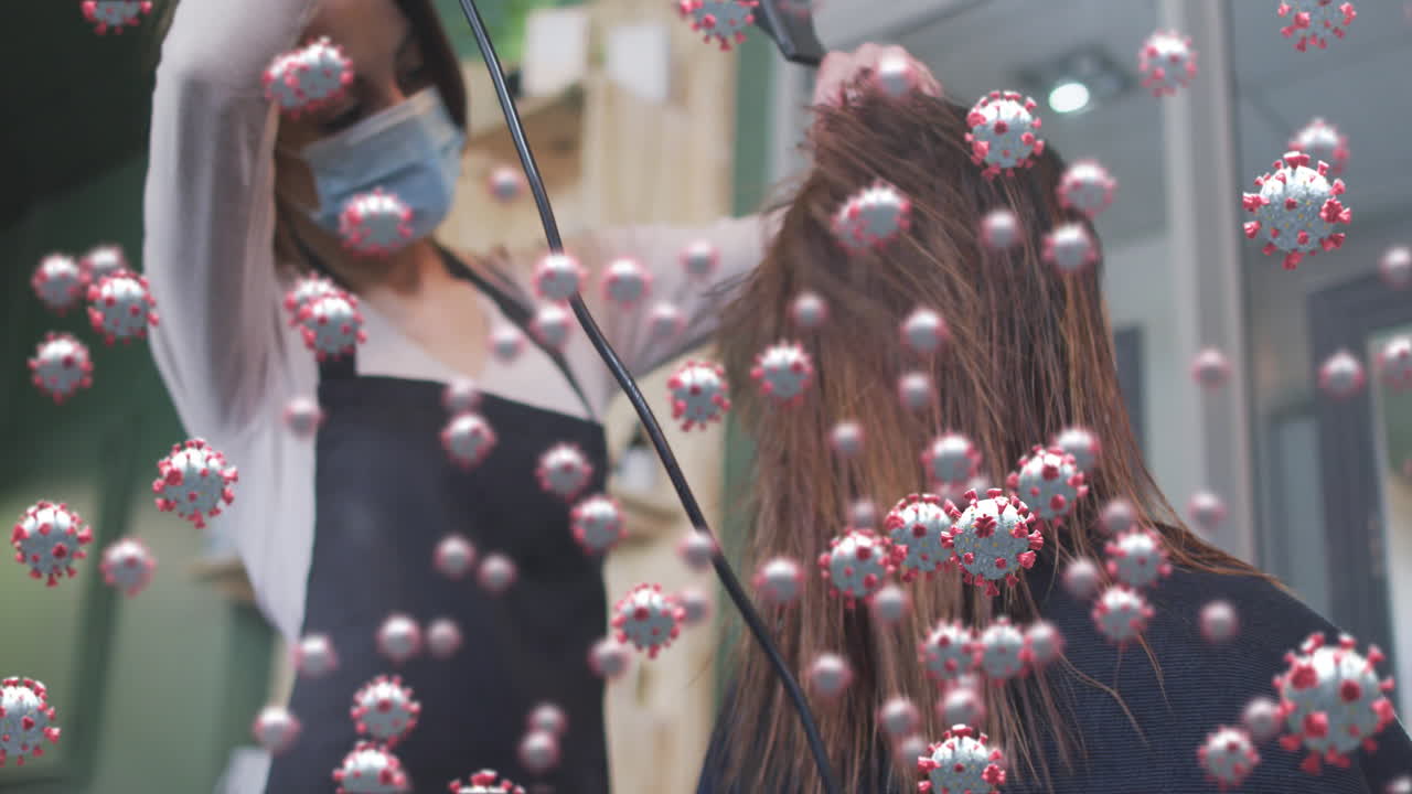 코로나바이러스 세포의 애니메이션 카우카시안 여성 미용사와 얼굴 마스크를 착용한 여성