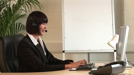 mujer de negocios hablando en auriculares