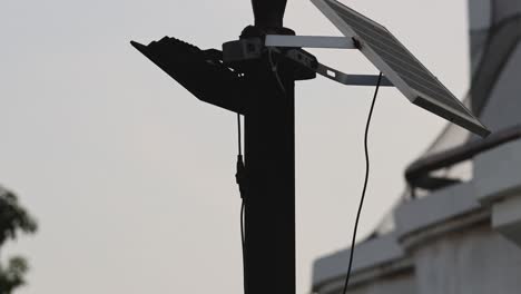 ajuste secuencial del ángulo de un panel solar