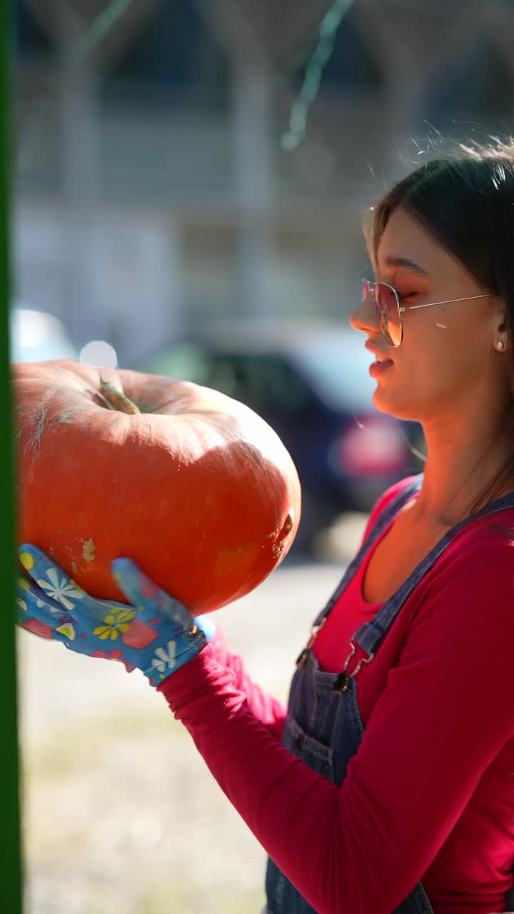 큰 호박 을 들고 있는 여자
