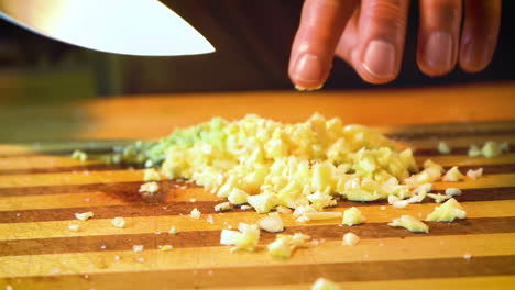 Knoblauch-Wird-In-Zeitlupe-Gehackt-Und-Vom-Messer-Entfernt