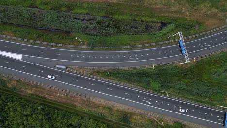 vista superior de la intersección de la autopista a2 cerca de veldhoven en los países bajos