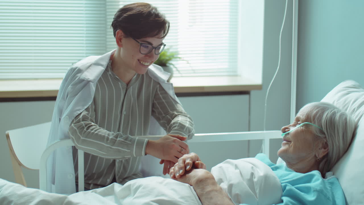 mujer visitando a una madre anciana en el hospital