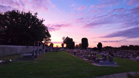 increíble puesta de sol en algún lugar en un cementerio ordinario en el campo de francia