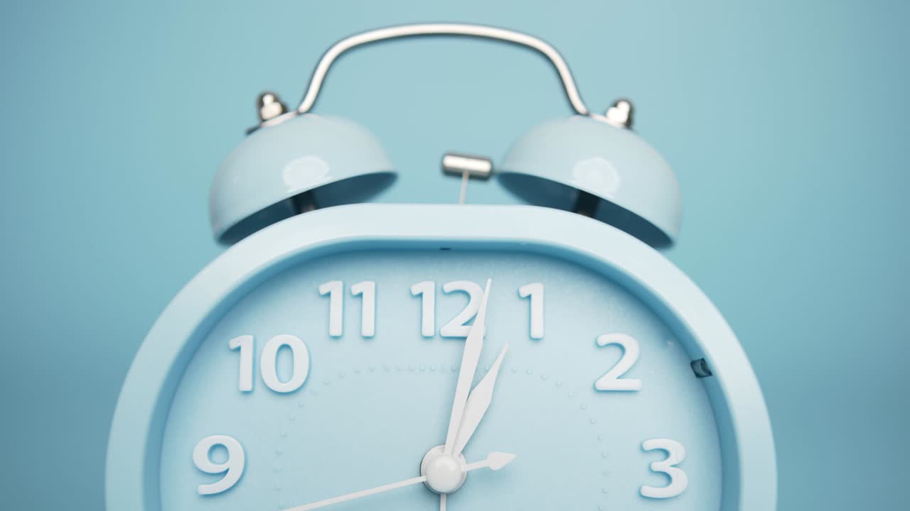 하 배경에 분리 된 파란 알람 시계, 시간은 12 시에 걸어 시작합니다.