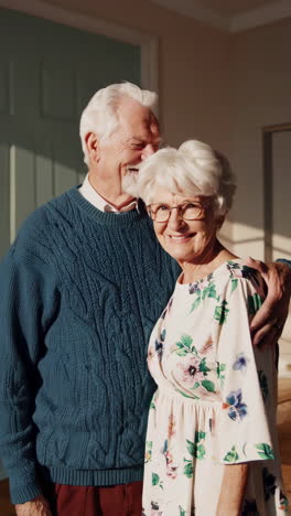 una pareja de ancianos afectuosos.