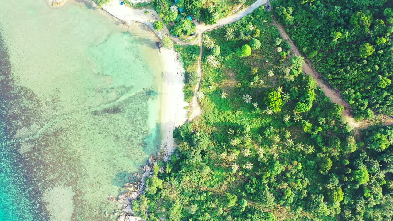 resort de lujo, bungalows en la isla tropical con arena blanca y agua de mar cristalina