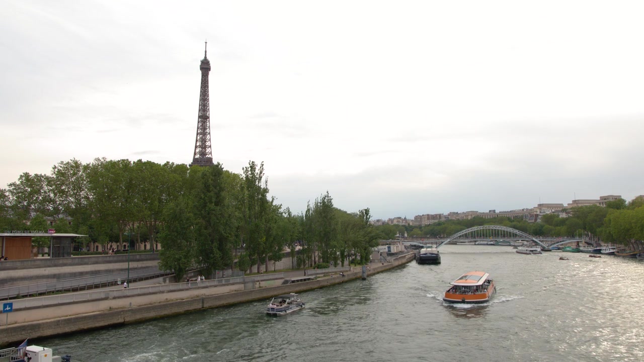 Battello turistico che naviga sulla Senna con la Torre Eiffel a Parigi