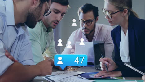 animación de iconos de redes sociales con un número de diversos colegas que se reúnen en la oficina