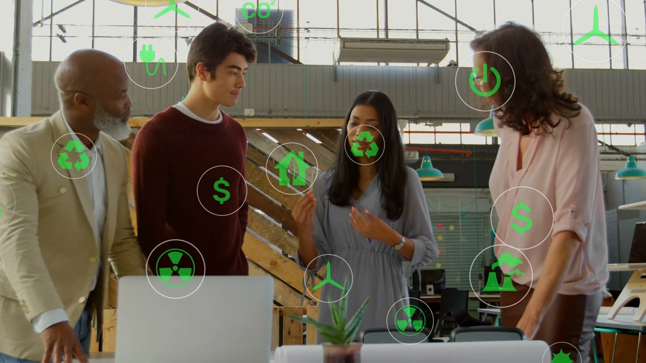 Mujer líder iniciando una conversación, usando un lápiz para señalar una planta, con iconos de laptop moviéndose y el equipo planificando en un entorno verde.