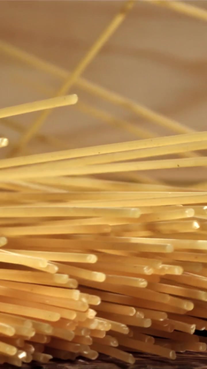 Primo piano di spaghetti secchi su sfondo di legno