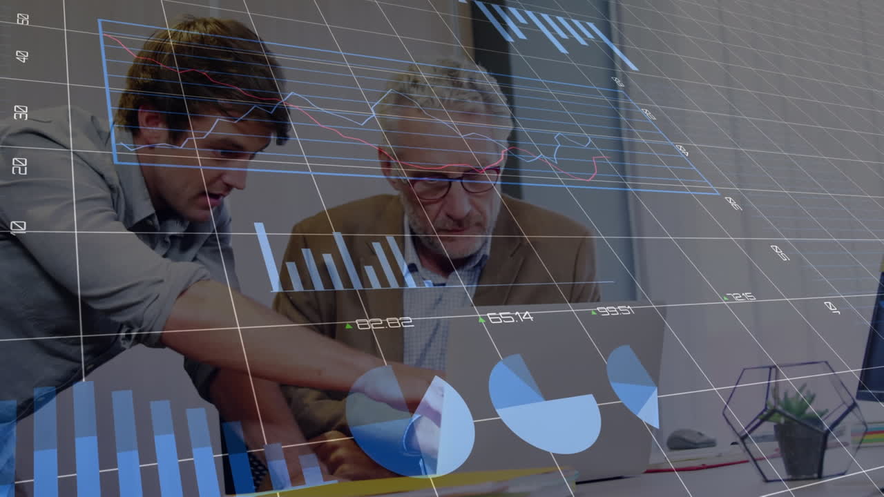 animación del procesamiento de datos financieros sobre los empresarios caucásicos en el cargo