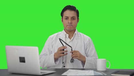 Triste-Doctor-Indio-Quitando-El-Estetoscopio-De-Los-Hombros-Pantalla-Verde