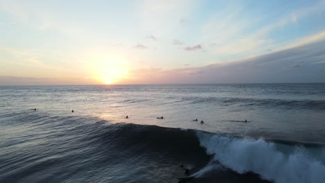 熟練的衝浪者在夏威夷奧阿胡的日落時在北岸衝浪