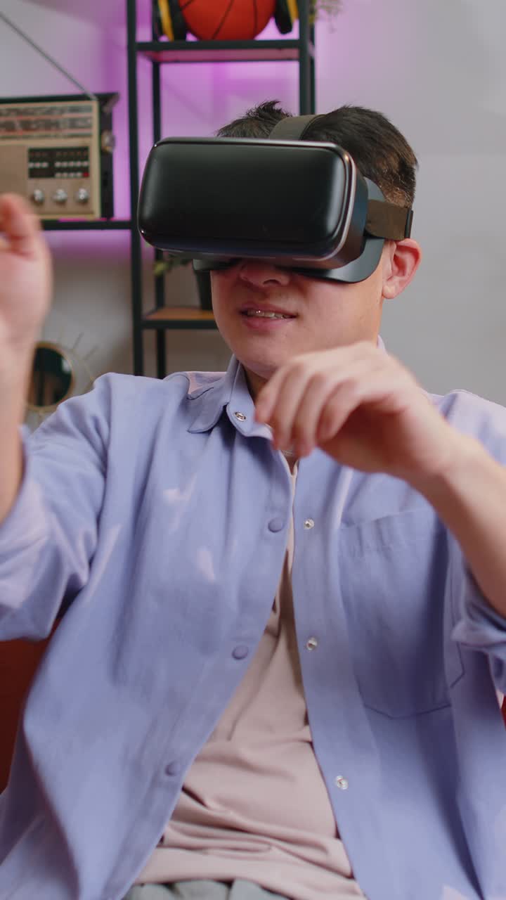 Uomo che usa un visore per la realtà virtuale con tecnologia futuristica per giocare con un videogioco di simulazione 3D a casa