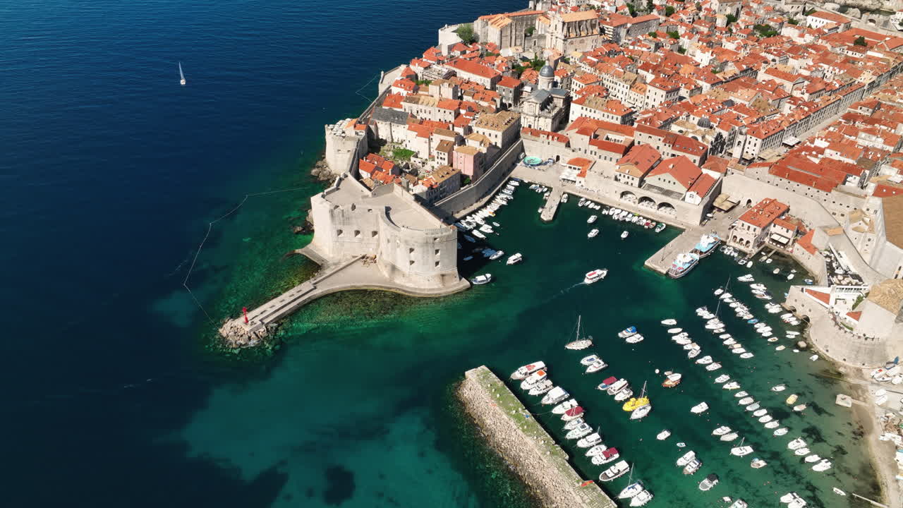 Veduta dall'alto del porto di Stara Luka di Dubrovnik con la Città Vecchia e le barche in Croazia