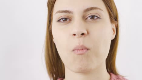 Mujer-Comiendo-Chocolate-En-Primer-Plano.-Comiendo-Chocolate.