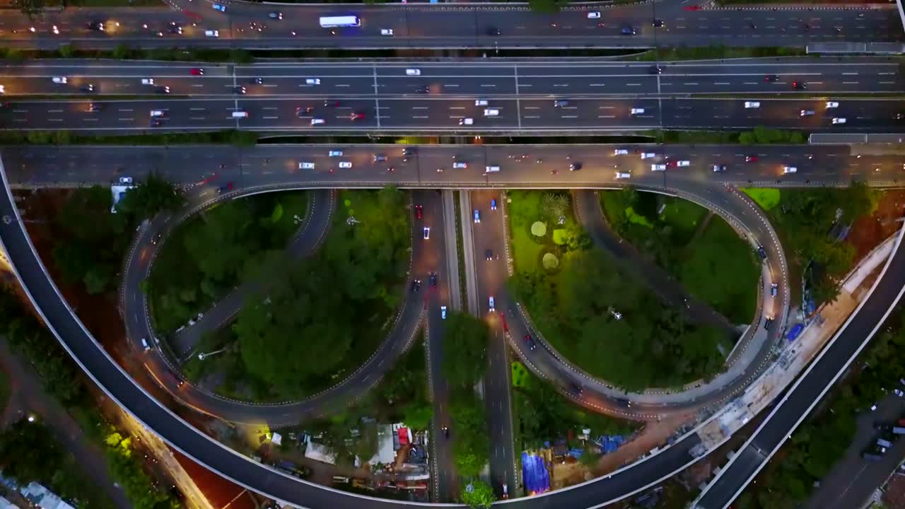 자카르타의 새 세만기 도로 교차로 위의 아름다운 풍경의  뷰 영상. 4k 해상도로 촬영