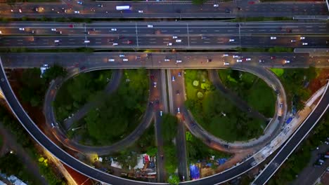 top view imágenes de la hermosa vista por encima del nuevo cruce de la carretera semanggi por la noche en jakarta. filmado en resolución 4k
