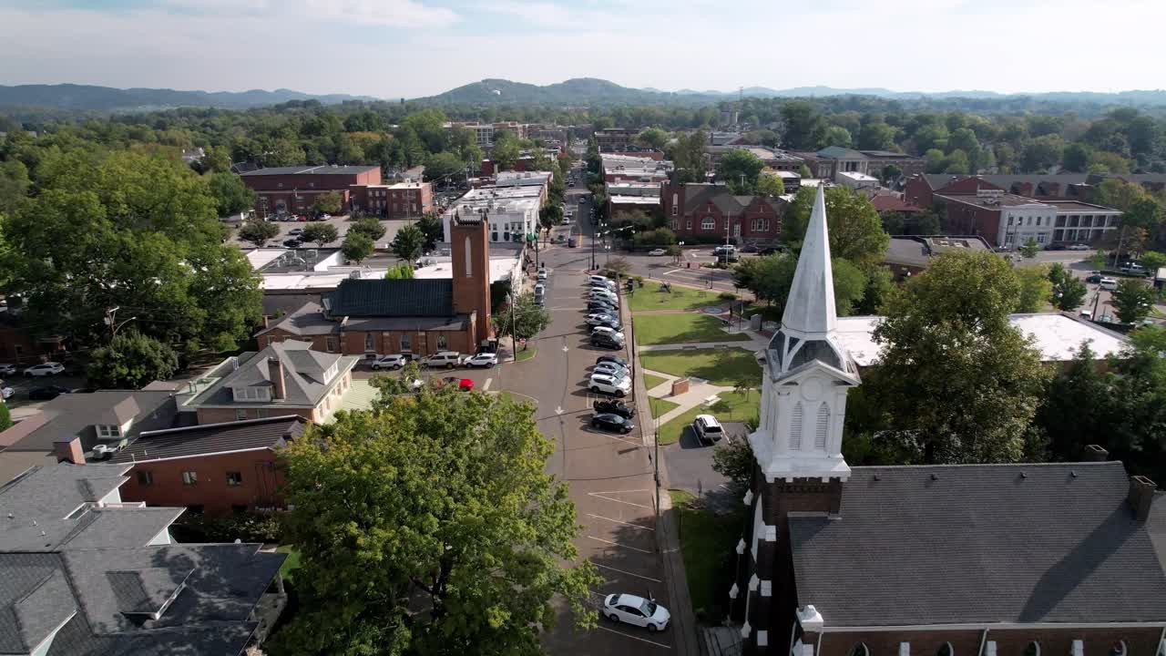 franklin tennessee antena volando sobre el campanario de la iglesia