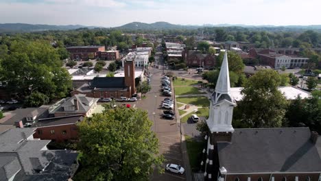 Luftaufnahme-Von-Franklin-Tennessee,-Die-über-Den-Kirchturm-Fliegt