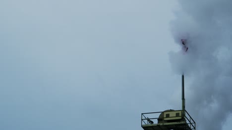 la contaminación envuelve a la bandera estadounidense la fábrica de chimeneas de humo