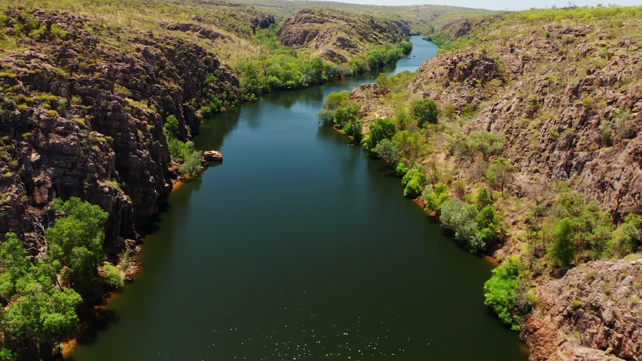 lago sereno en acantilados rocosos en el parque nacional litchfield, territorio del norte de australia