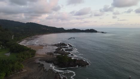 playa dominical en costa rica